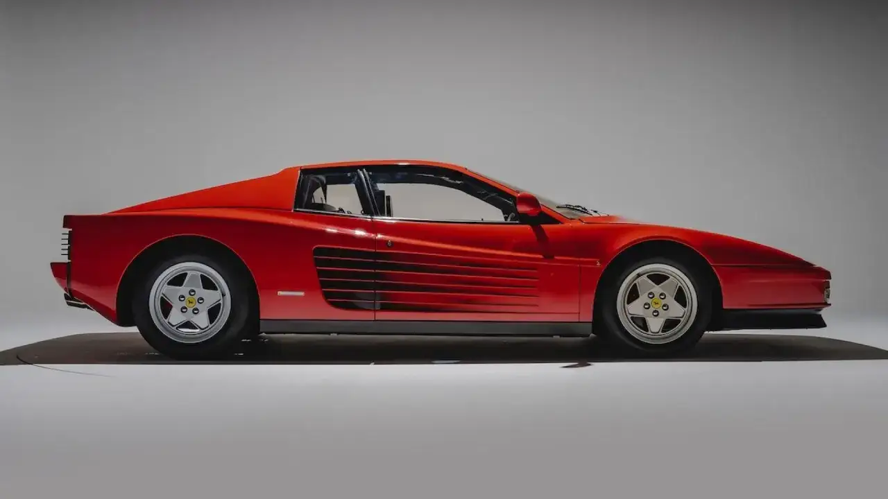 Iconica Ferrari 849 Testarossa rossa, vista di lato, con le sue iconiche prese d'aria.