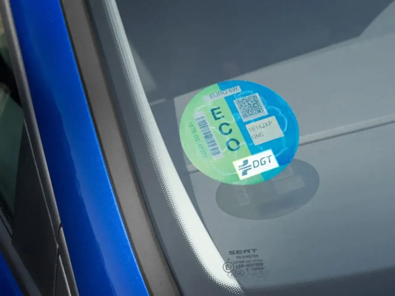 Pegatina ECO en parabrisas. Es obligatorio llevar la pegatina medioambiental para circular en zonas de bajas emisiones.