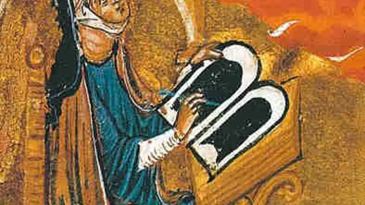 Ilustración medieval de Hildegard von Bingen escribiendo en un libro, con aves volando en el cielo.