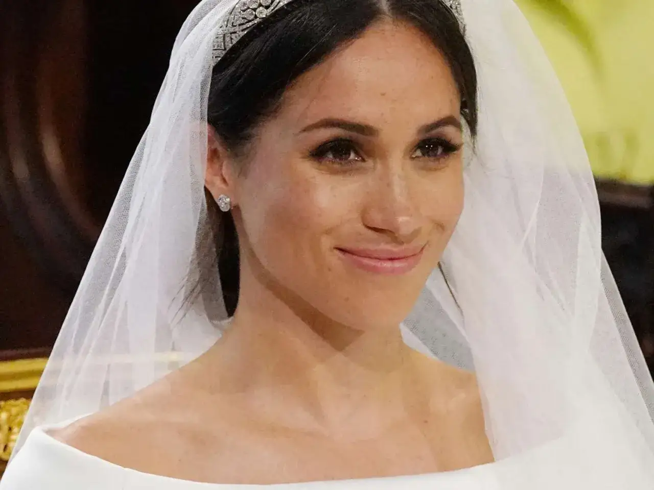 Meghan Markle, radiante en su boda, con velo y tiara.