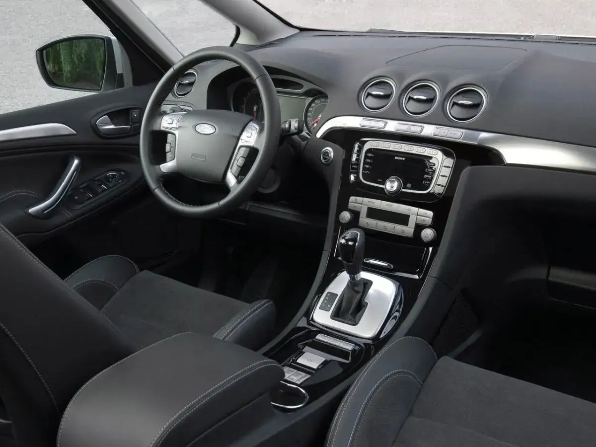 Wnętrze Ford S-Max 2.0 TDCI. Widok na deskę rozdzielczą, kierownicę i fotele.
