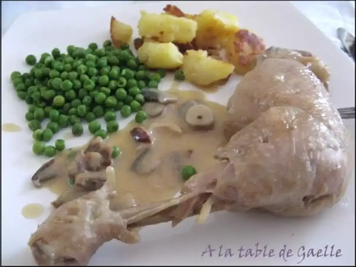 Un plat de poulet &agrave; la cr&egrave;me, servi avec des petits pois et des pommes de terre r&ocirc;ties. Un d&eacute;lice !