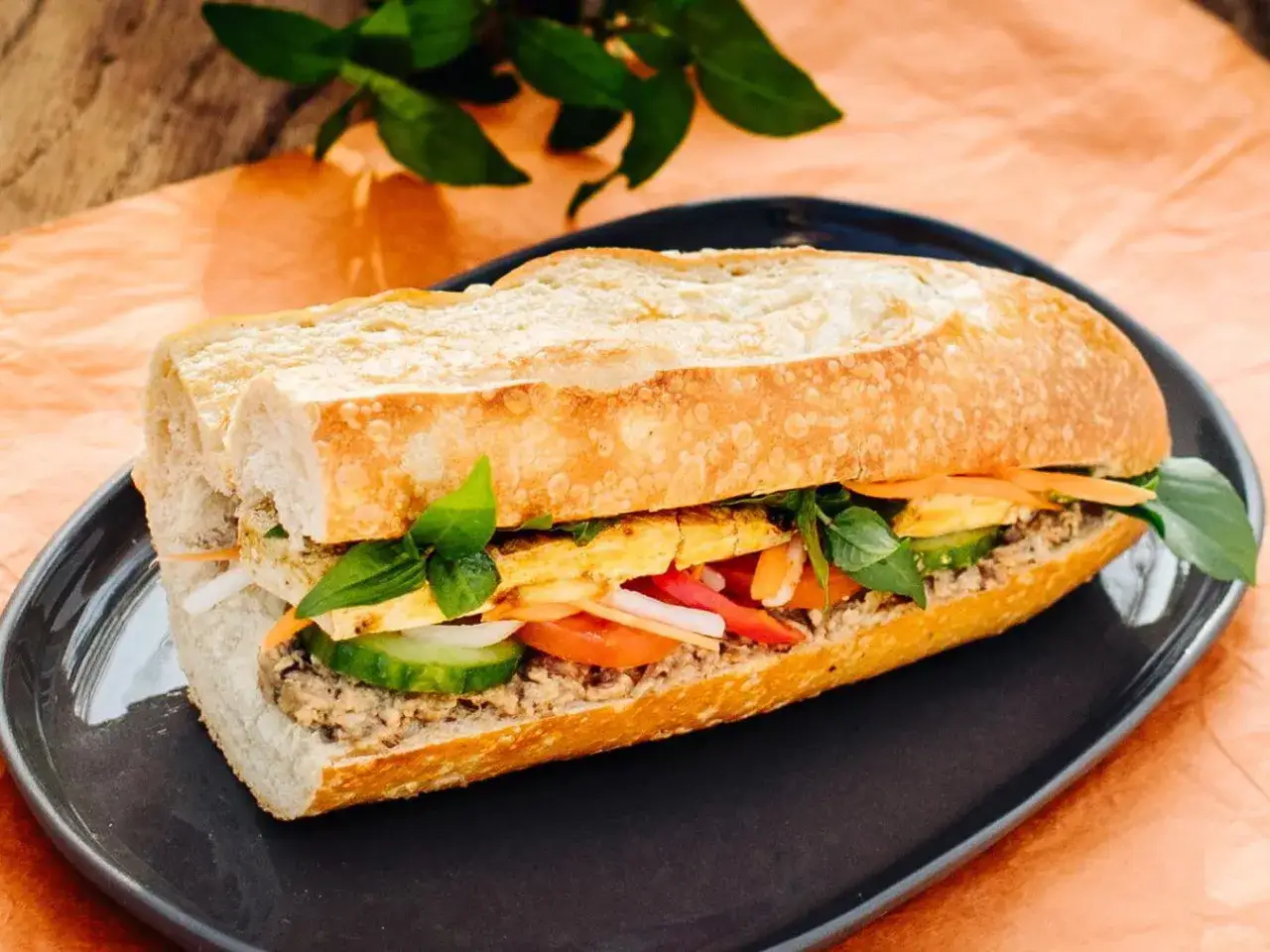 Ein Banh Mi Sandwich mit viel frischem Gemüse und Kräutern, perfekt für ein schnelles Mittagessen. Dieses Banh Mi Rezept ist ein Genuss.