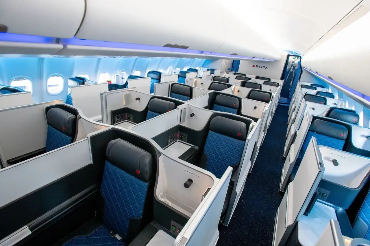 Luksusowe fotele klasy biznes w samolocie Airbus A330-900neo linii Delta.