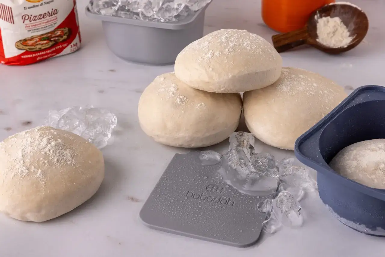 Kulki ciasta na pizzę, kostki lodu i mąka. Pytanie brzmi: czy można mrozic ciasto na pizze?
