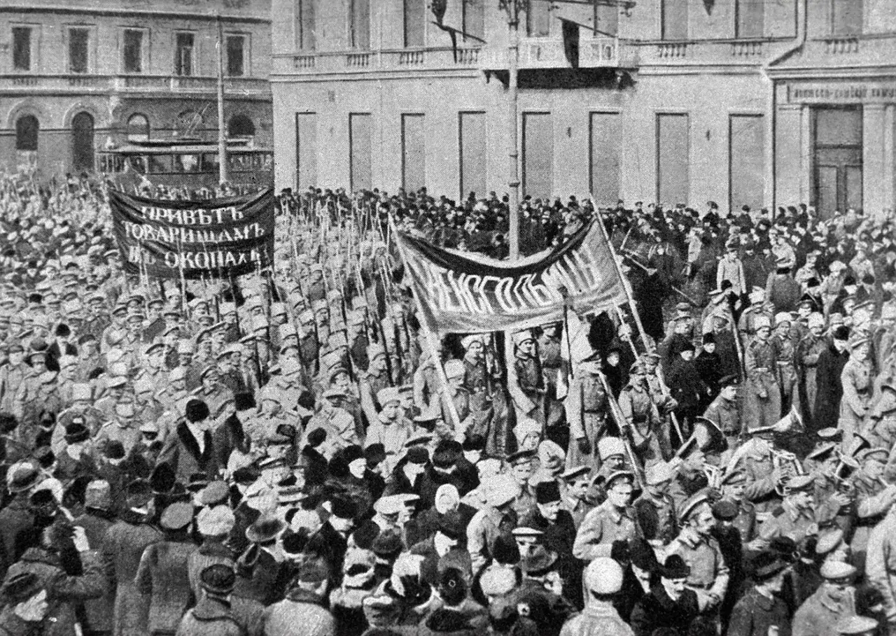 Multitudinaria marcha en la Revoluci&oacute;n Rusa, con pancartas y soldados.
