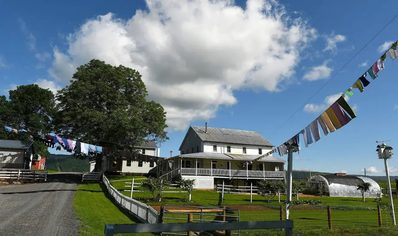 Ein Bauernhof im Stil der Amish-Religion mit W&auml;scheleinen, die Kleidung im Wind trocknen.