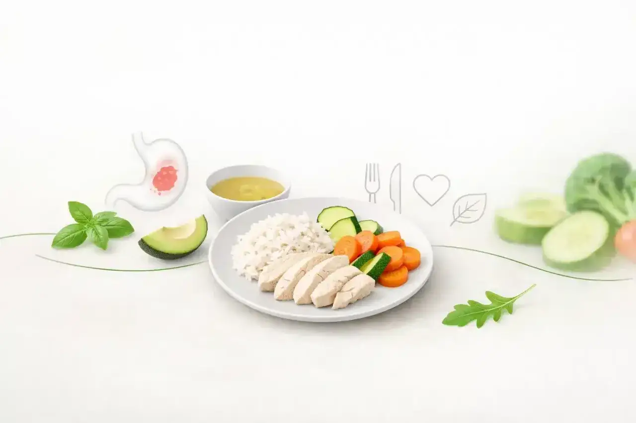 Lekkostrawna dieta: kurczak z ryżem, warzywami i zupą. Obok rysunek żołądka, awokado i zioła.