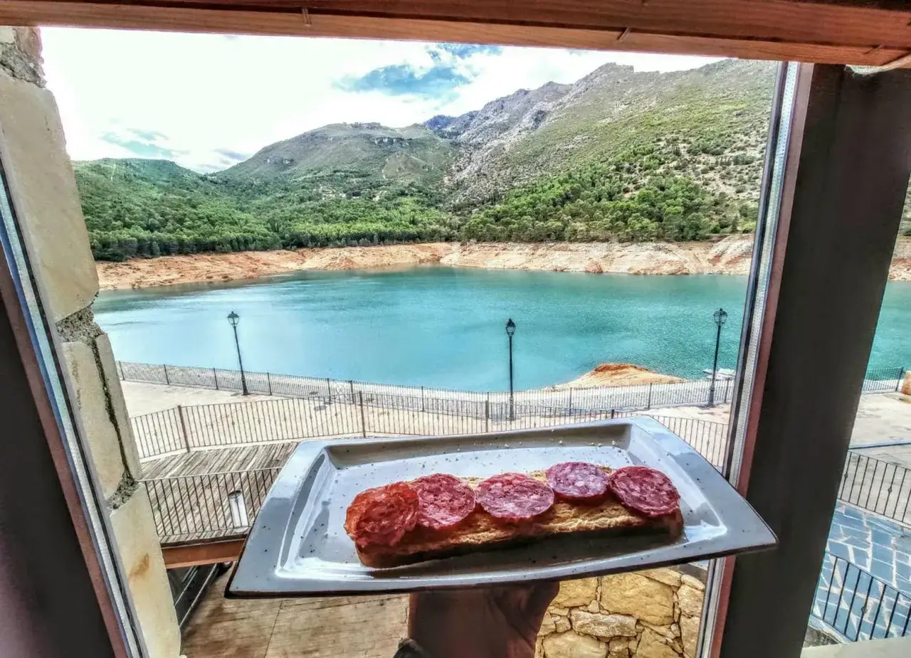 Disfruta de un bocadillo con salami y vistas espectaculares. &iexcl;La mejor opci&oacute;n para saber donde comer en Segura de la Sierra!