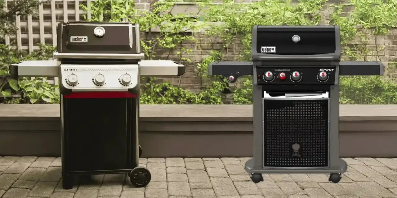 Tv&aring; Weber portabel grill st&aring;r p&aring; en stenlagd uteplats. En med svarta sidobord och en med vita.