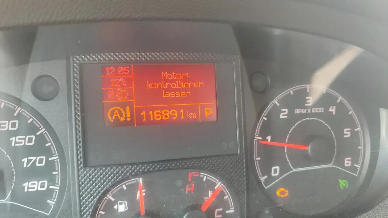 Fiat Ducato Armaturenbrett: Motorkontrollleuchte leuchtet bei 116.891 km. Motor muss kontrolliert werden.