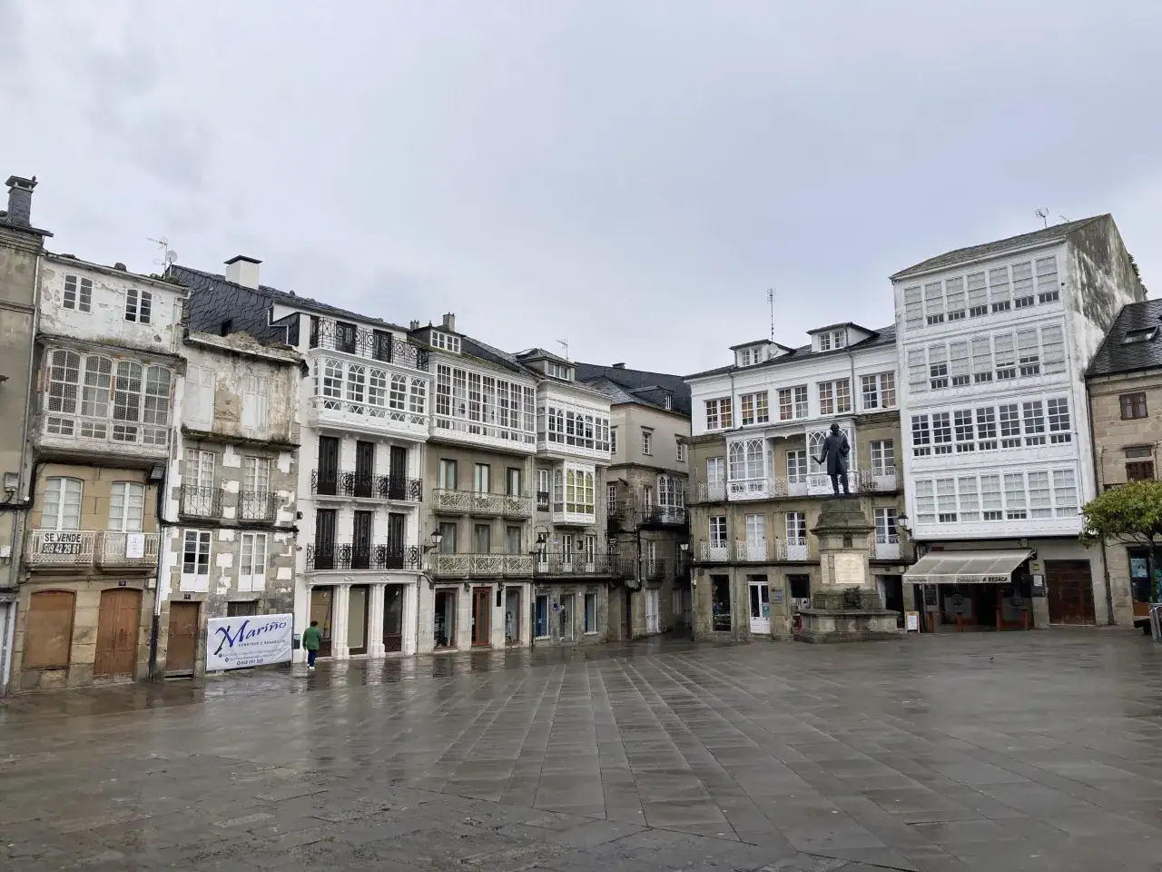 Plaza con edificios históricos y estatua. Descubre qué hacer en Viveiro, paseando por sus calles y plazas.