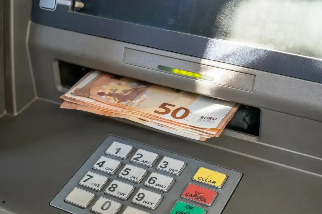 Bankomat wypłaca banknoty 50 euro, czyli walutę w Hiszpanii.