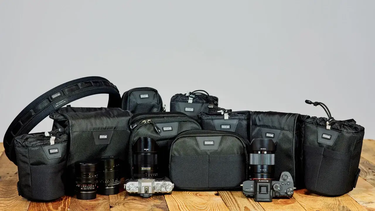 Fotoreportaż z akcesoriami fotograficznymi: torby Think Tank, obiektywy i aparaty Sony.