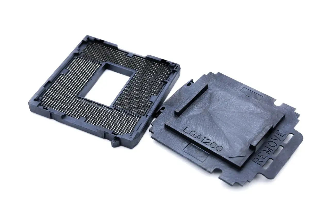 Gniazdo procesora LGA 1200 i osłona ochronna z napisem 