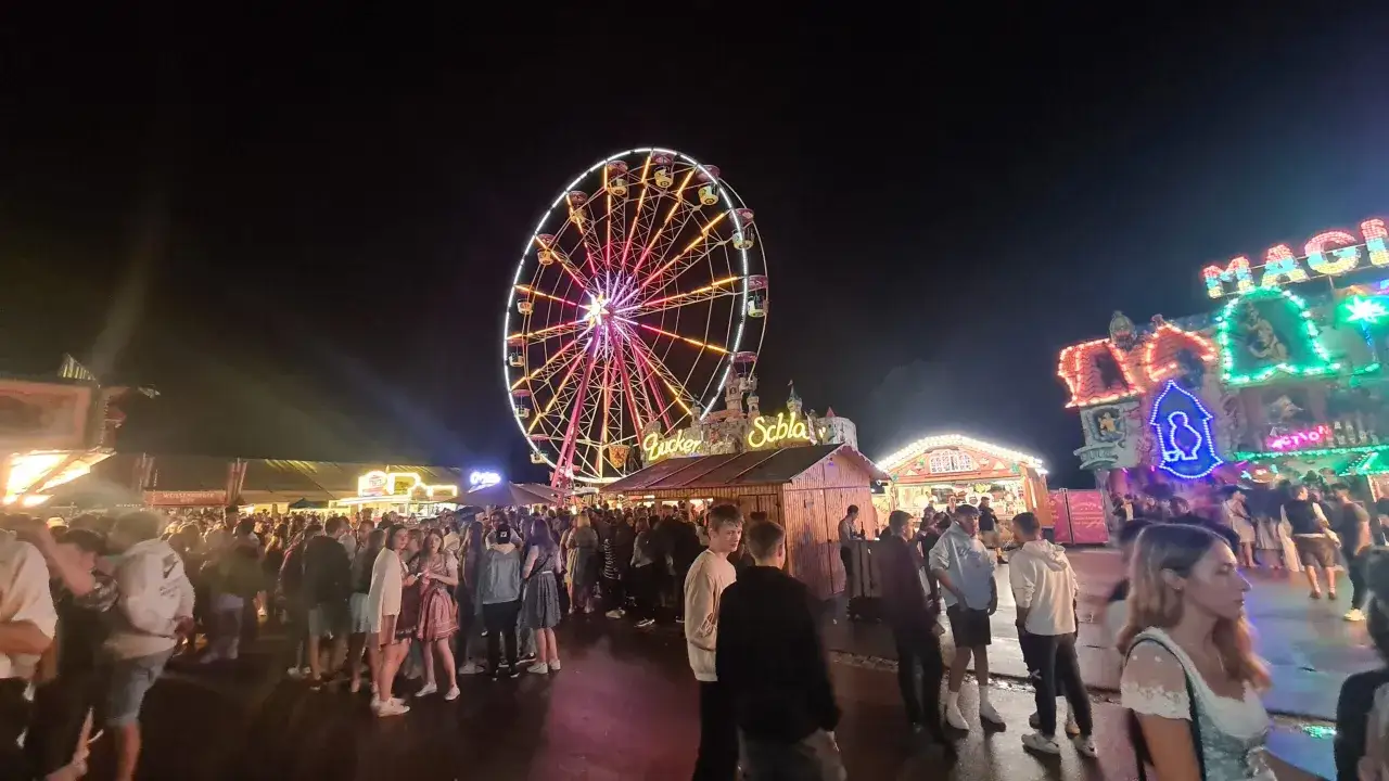 Buntes Volksfest mit Riesenrad und vielen Besuchern. Hier ist heute Kirchweih in Franken!