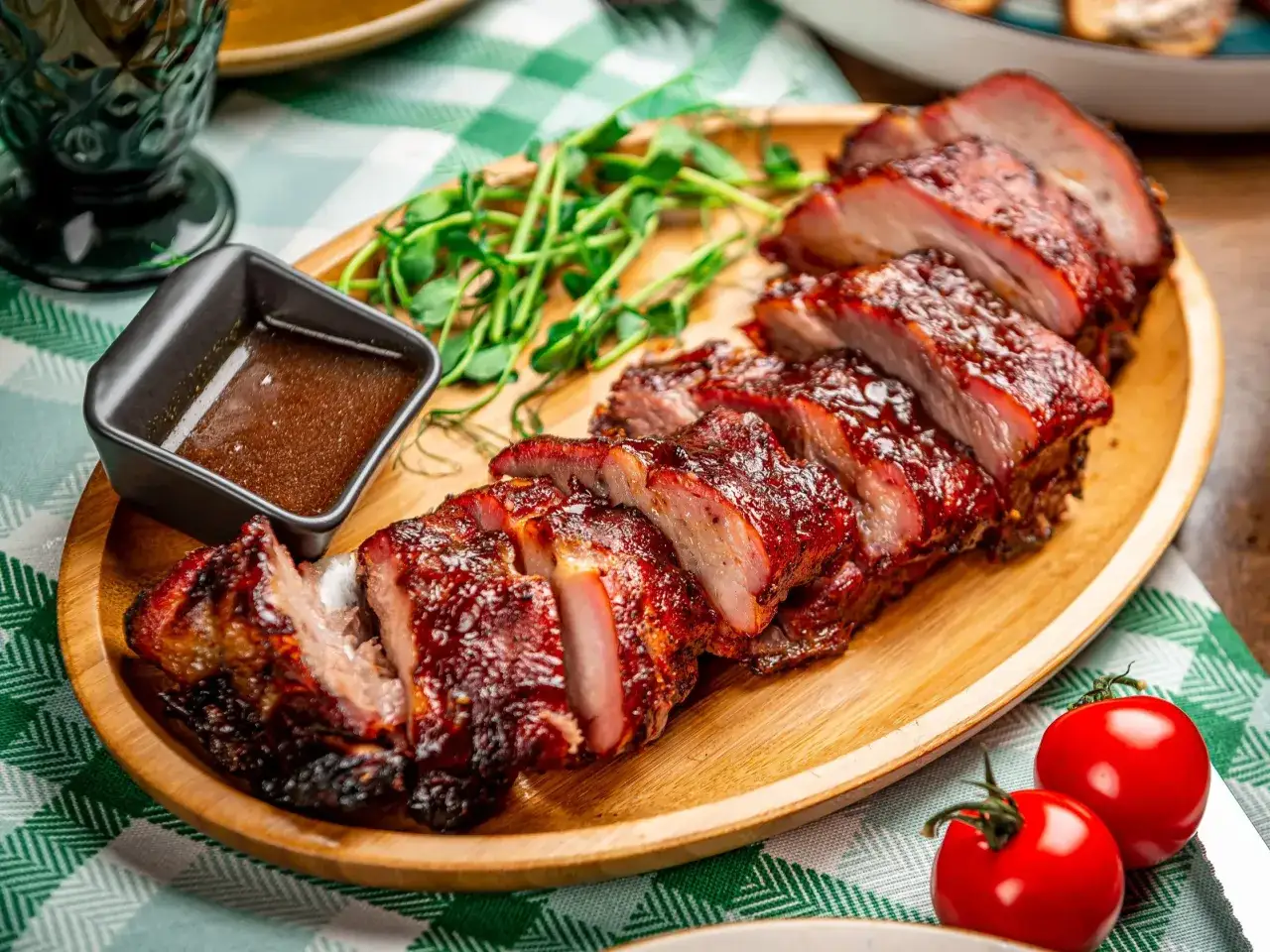 Soczyste żeberka w sosie BBQ, podane z kiełkami i pomidorkami koktajlowymi. Idealne na obiad.