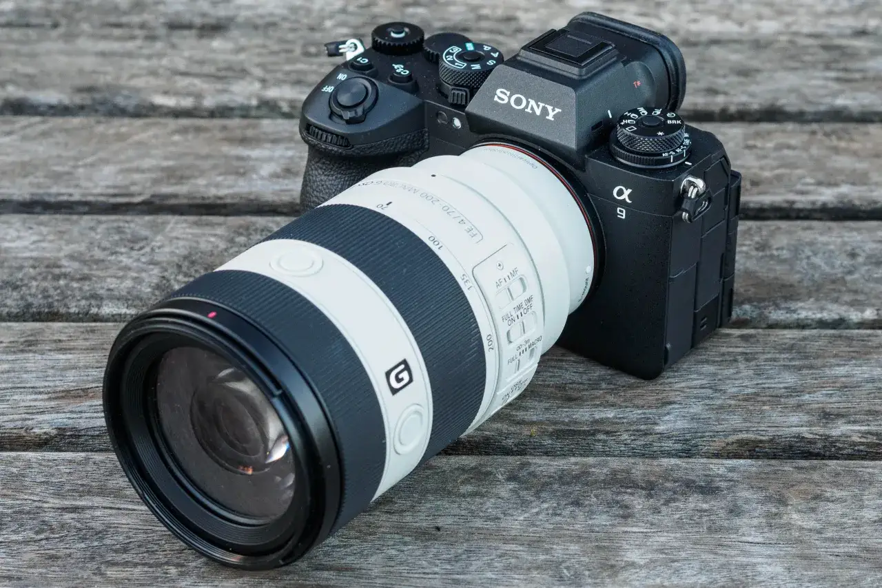 Sony a9iii z obiektywem FE 4/70-200mm G OSS na drewnianym blacie.