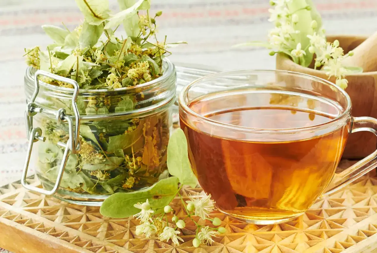 Infusion de tilleul, une boisson réconfortante. Bien que ses bienfaits soient reconnus, il est bon de connaître les éventuels effets secondaires du tilleul infusion.