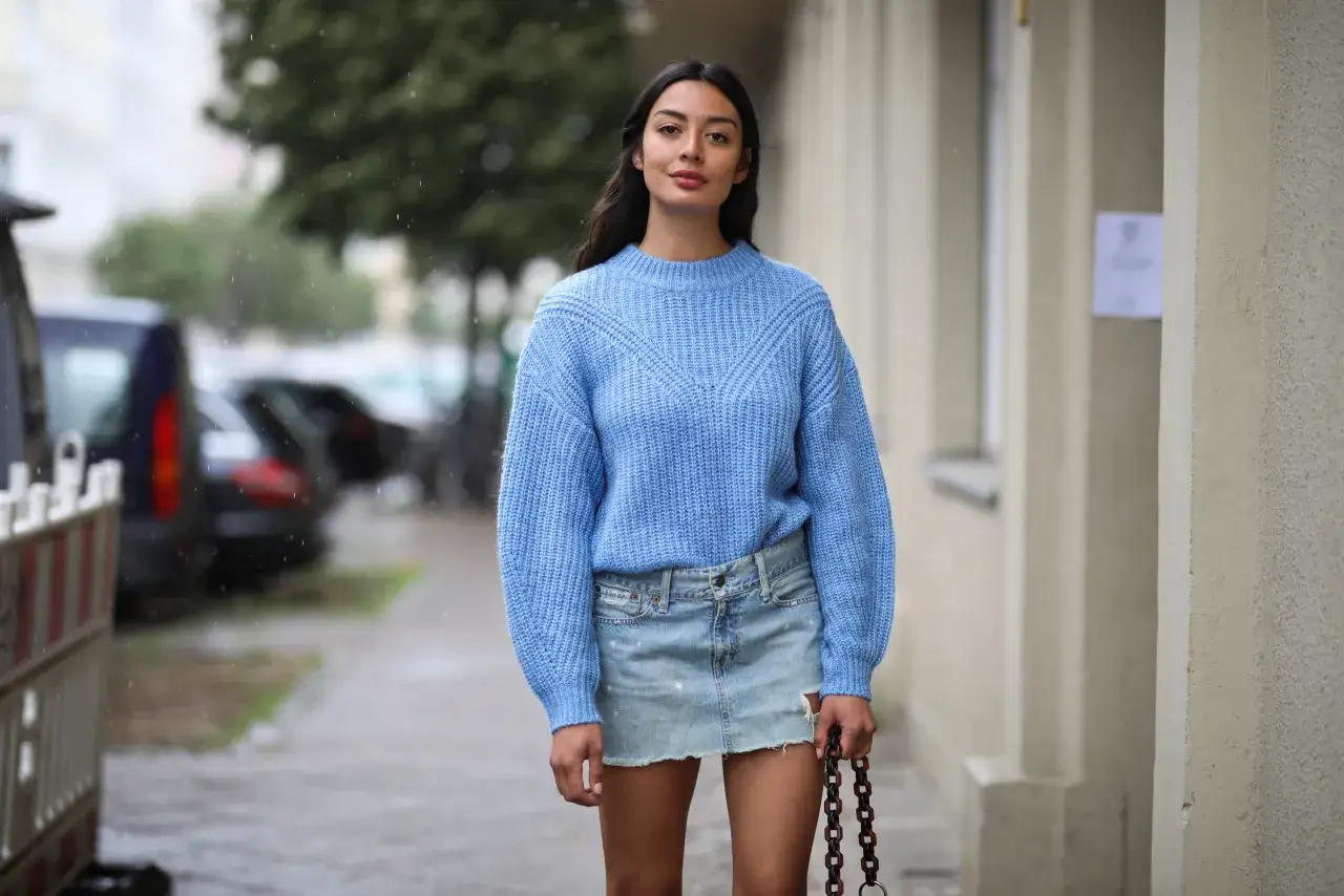 Modne stylizacje z jeansową spódnicą: denim total look, bluzka hiszpanka, body, boho
