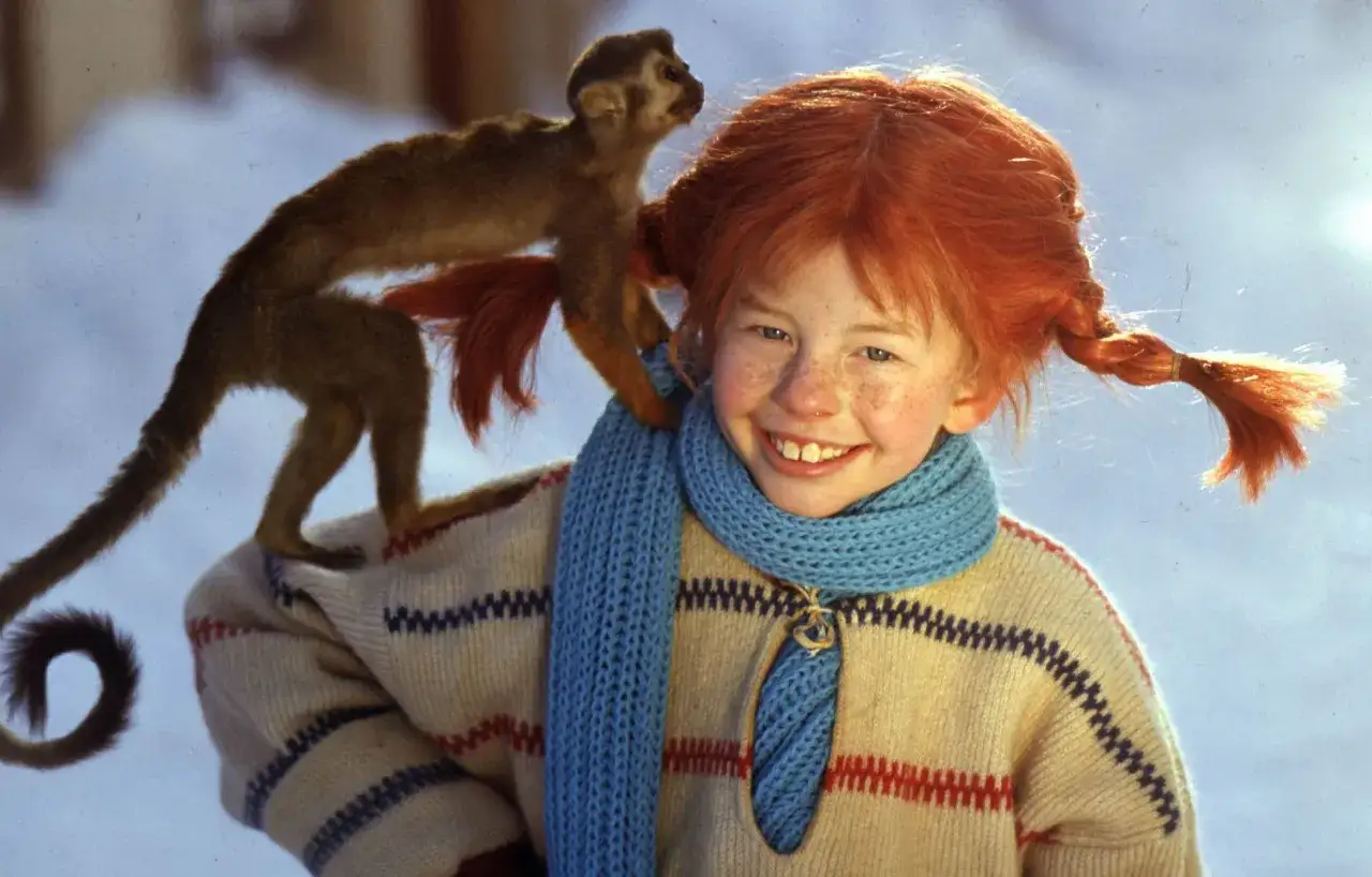 Pippi Langstrumpf mit ihrem &Auml;ffchen Herr Nilsson. Ein fr&ouml;hliches Bild aus dem Astrid Lindgren Film, verf&uuml;gbar in der ZDF Mediathek.