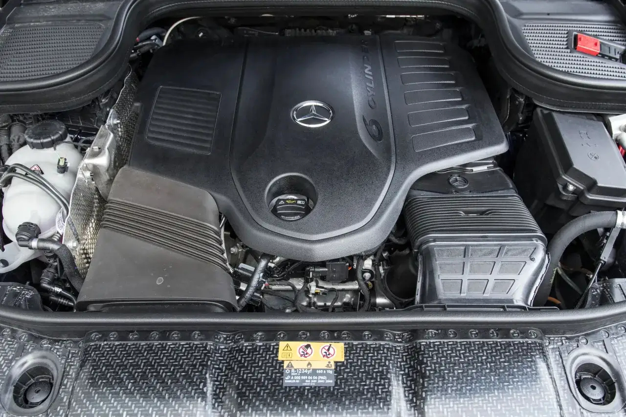 Silnik V6 w Mercedesie GLE 450d, z logo gwiazdy i oznaczeniem 6 CYLINDER.
