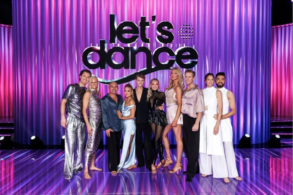 Gruppbild på dansare framför