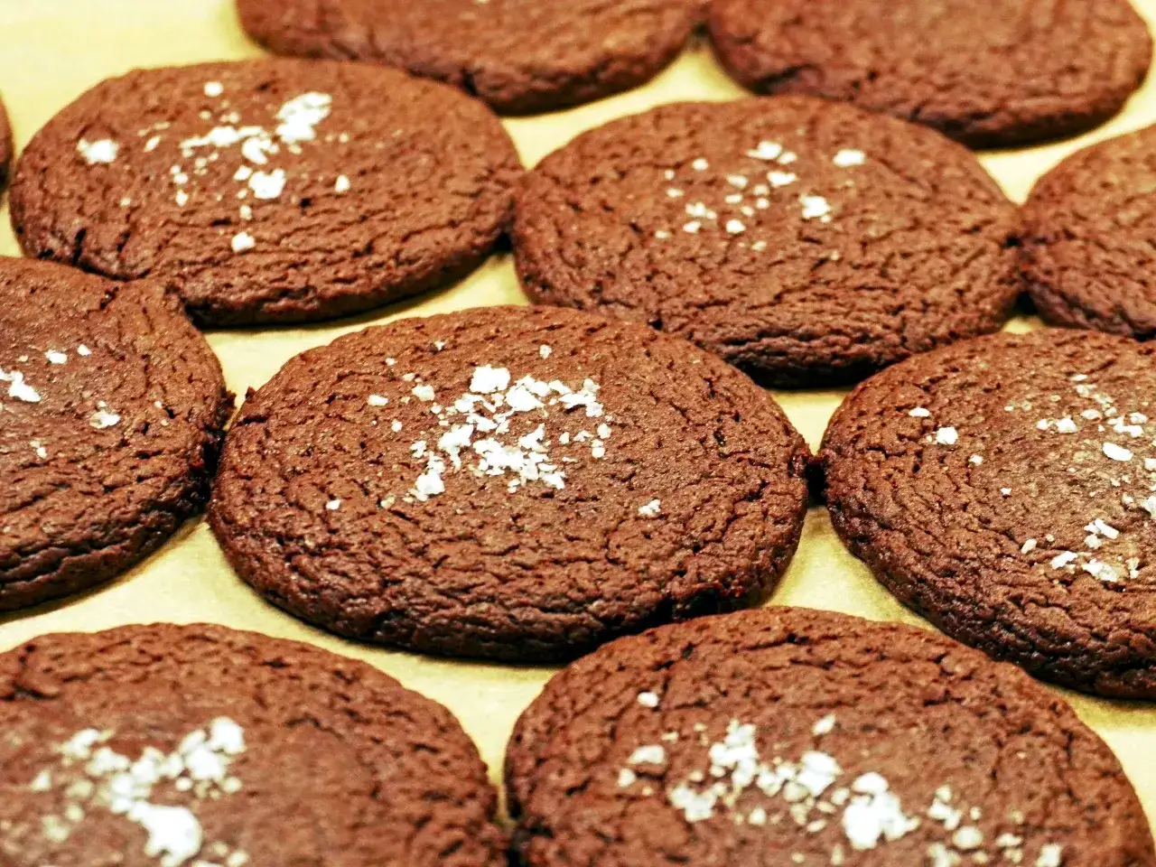 Mörka chokladkakor med flingsalt, perfekta för ett enkelt kakor recept.