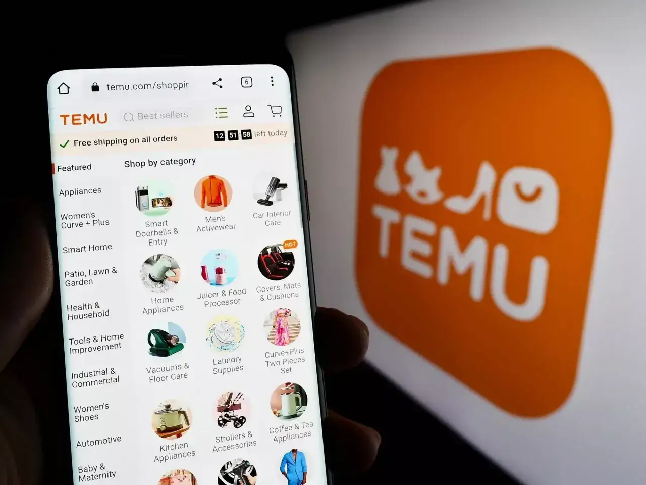 Jak kupować na Temu? Na ekranie telefonu widać aplikację sklepu z różnymi kategoriami produktów, od AGD po odzież.