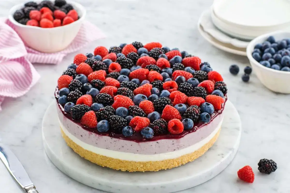 Cheesecake con mascarpone e frutti di bosco freschi, un tripudio di sapori e colori.