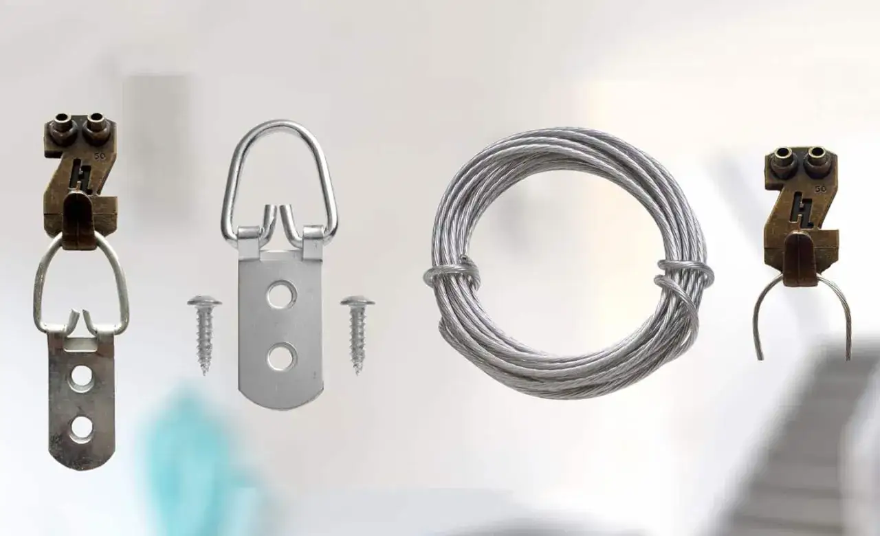 Accesorios para colgar un espejo: ganchos, tornillos y alambre.