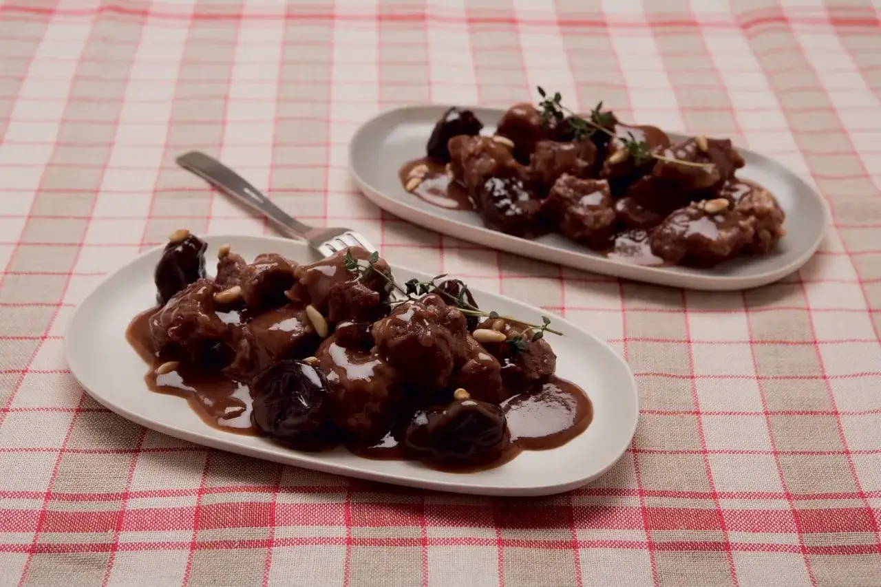 Due piatti di carne in umido con prugne e pinoli, un'ottima ricetta dolceforte.