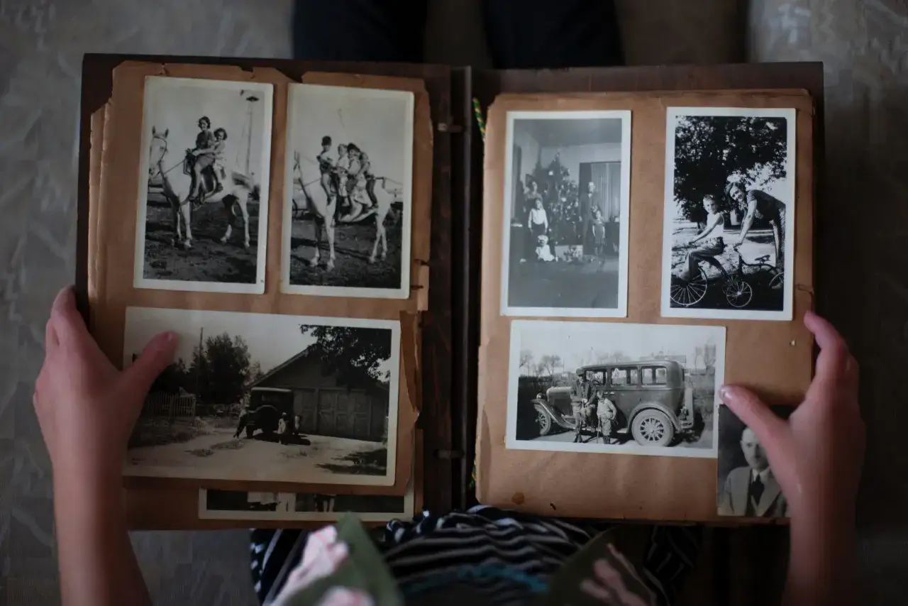 Un album di foto libri aesthetic con immagini d'epoca: bambini a cavallo, una famiglia a Natale, un'auto d'epoca e un ritratto.