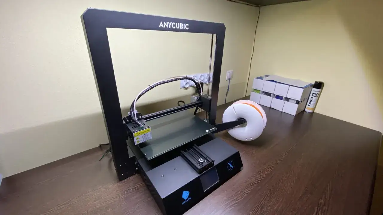 Drukarka 3D Anycubic Mega X z nawiniętym filamentem, gotowa do tworzenia wielkich projekt&oacute;w.