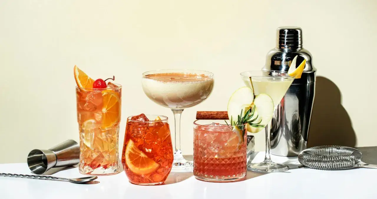 Eleganckie drinki z wódką dla pań: orzeźwiające owocowe koktajle i kremowe propozycje. Idealne na letnie wieczory.