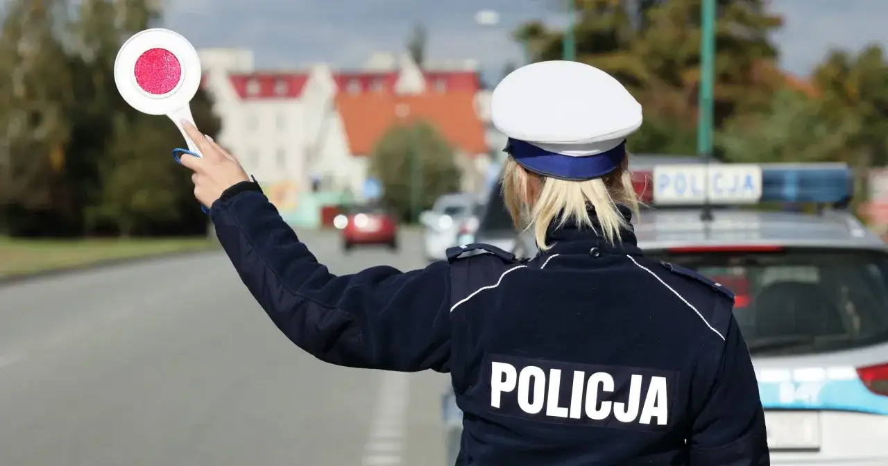 Policjantka z lizakiem zatrzymuje ruch. Może to być moment, kiedy zabierają prawko za prędkość.