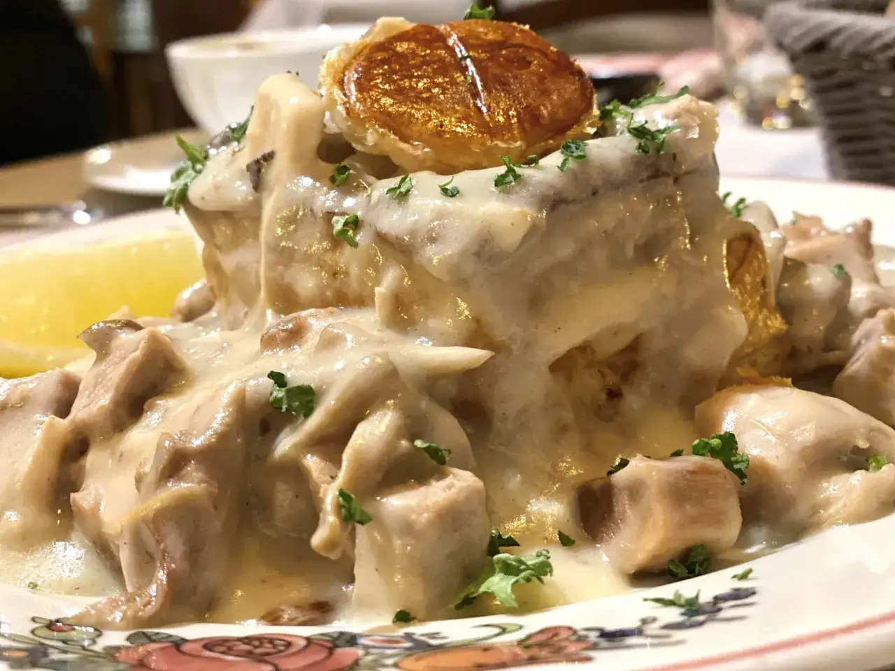 Une délicieuse bouchée à la reine, généreusement garnie de viande et de sauce crémeuse, surmontée d'une feuilleté doré. Parfait pour une recette gourmande.