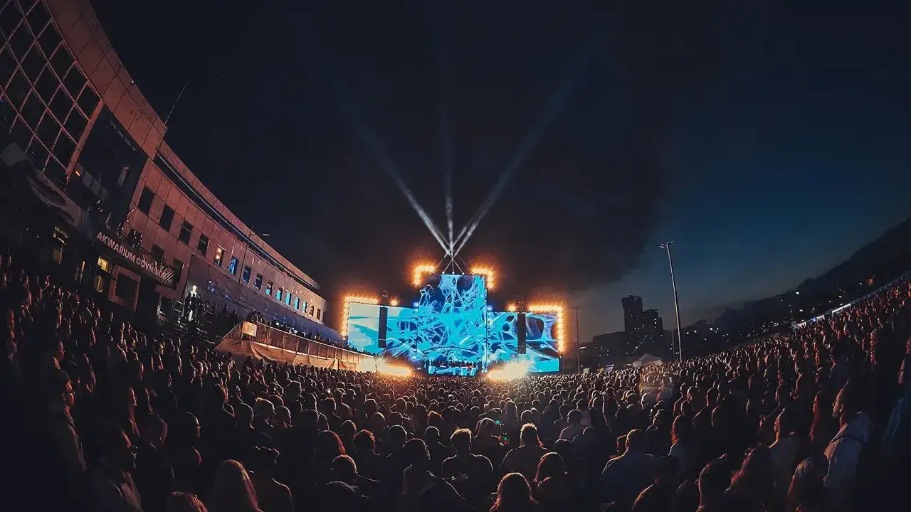 Tłum fan&oacute;w na koncercie, światła sceniczne i wizualizacje. Boris Brejcha nadchodzące wydarzenia w Akwarium Gdynia.