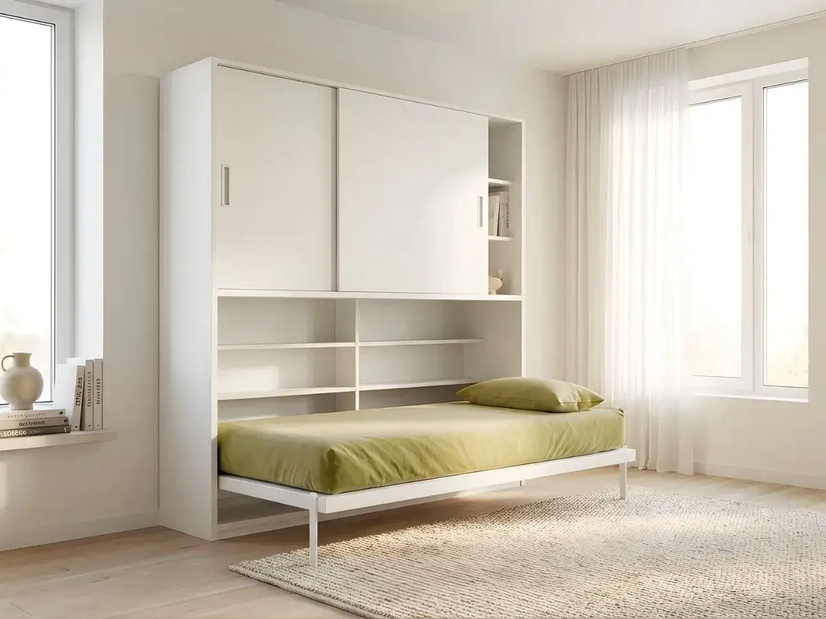 Un espacio moderno para dise&ntilde;ar tu habitaci&oacute;n: cama plegable blanca con estantes y puertas corredizas, junto a una ventana luminosa.