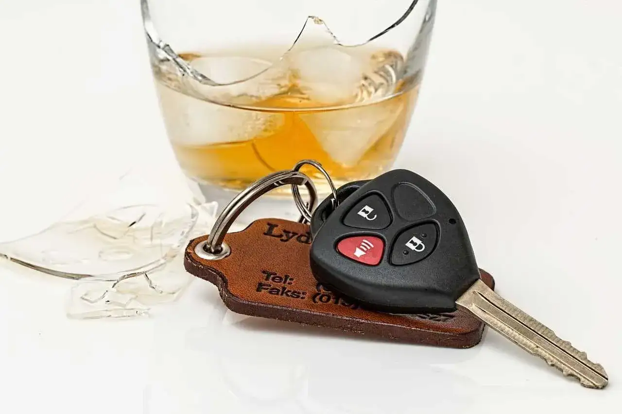 Rozbite szkło, kluczyki do samochodu i alkohol. Pamiętaj o dopuszczalnej ilości alkoholu przed jazdą.