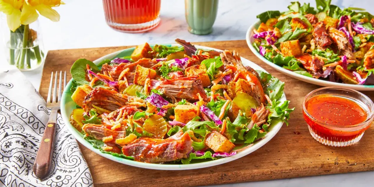 Herzhafter Salat zum Grillen mit zartem Pulled Pork, Croutons und knackigem Gemüse. Ein perfekter Begleiter für jedes BBQ.