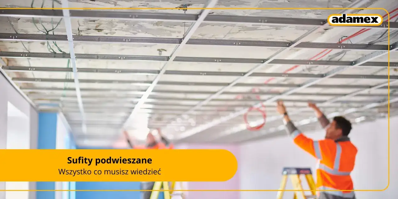 Montaż profili do sufitu podwieszanego. Pracownik na drabinie mocuje konstrukcję.