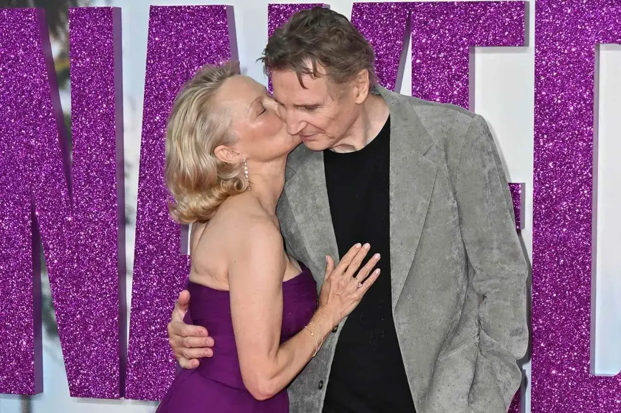 Liam Neeson i Pamela Anderson na premierze. Ona całuje go w policzek, on obejmuje ją ramieniem.