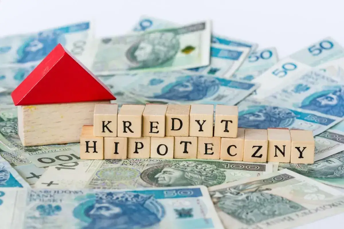 Drewniany domek i kostki z napisem