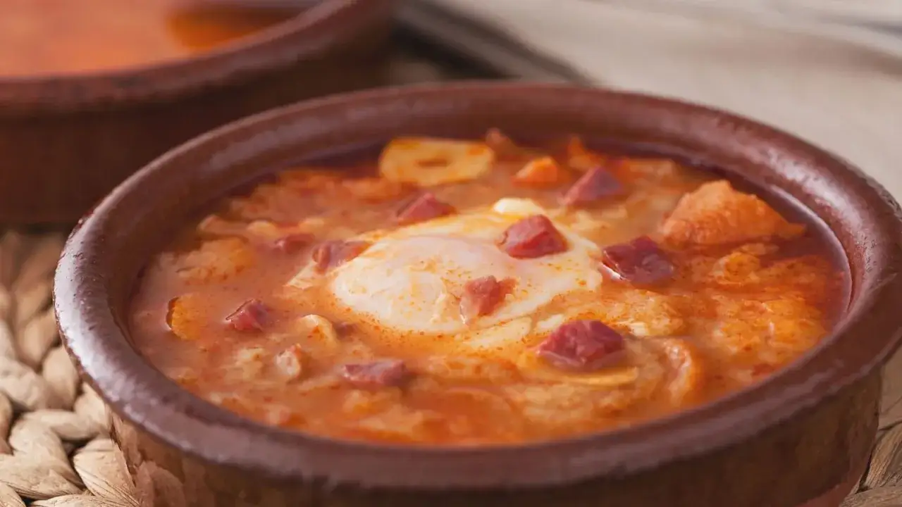 Plato de sopa de ajo tradicional con huevo escalfado
