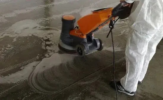 Mycie ciśnieniowe podjazdu betonowego