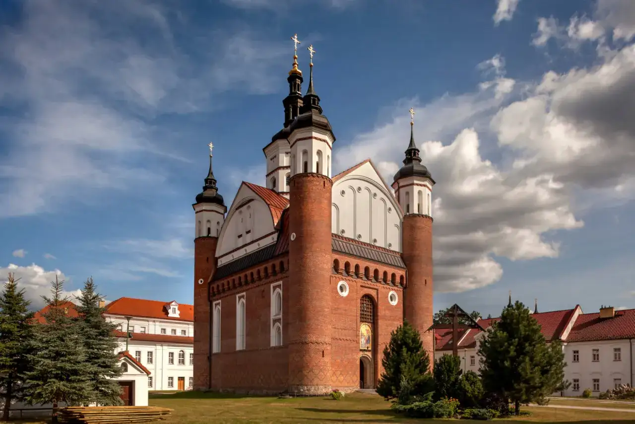 Monastyr w Supraślu, z charakterystyczną architekturą, to jedna z głównych atrakcji na weekend w tej malowniczej okolicy.