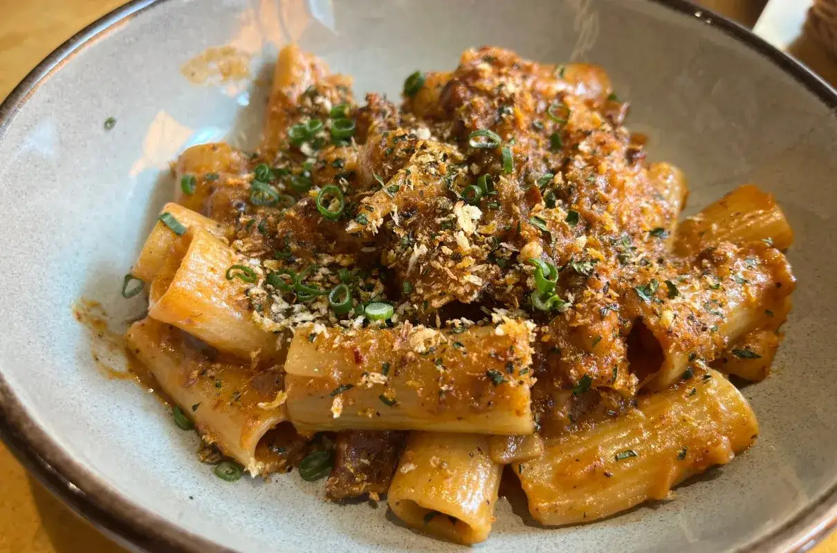 Pyszne rigatoni w bogatym sosie, posypane chrupiącą posypką i szczypiorkiem. Idealne danie dla miłośników makaronu, czy to rigatoni czy ziti.