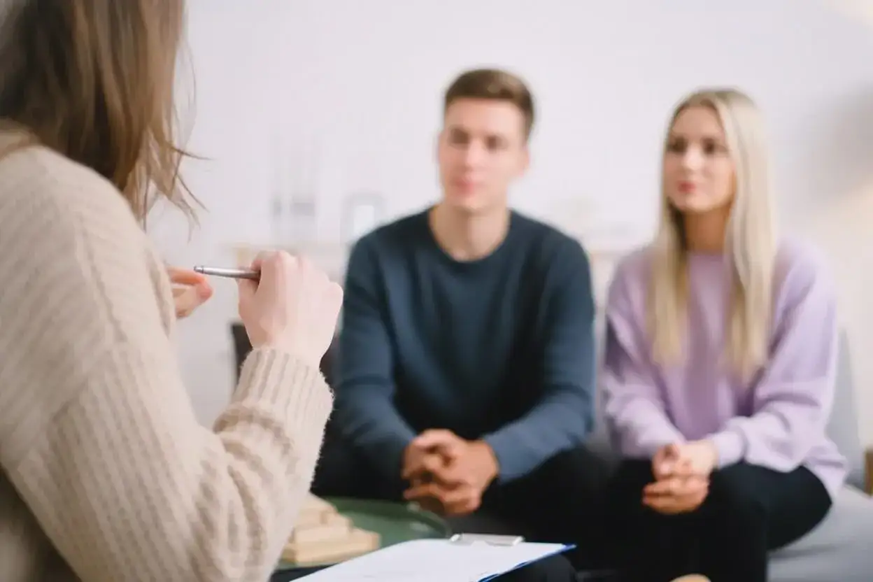 Para radzi sobie z trudnościami w związku z osobą chorą na nerwicę, podczas sesji terapeutycznej.