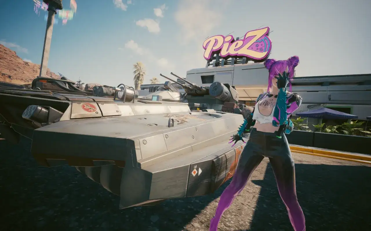 Cyberpunk 2077 Panam Romanze: Eine Figur mit lila Haaren und einem auff&auml;lligen Outfit steht neben einem Panzer vor einem 